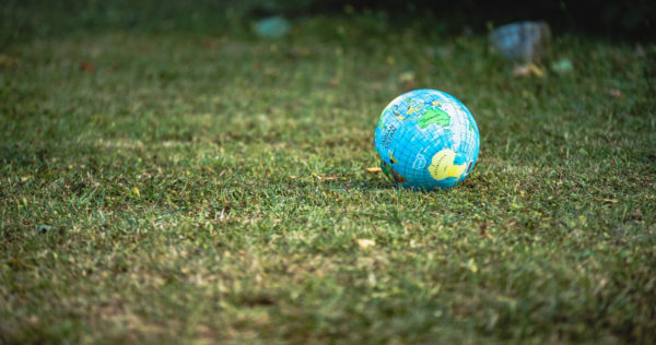 Ballon monde posé sur la terre